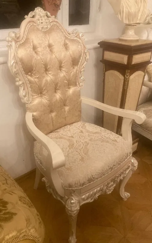 Nur Heute Casa Padrino Luxus Barock Esszimmer Stuhl mit Armlehnen Gold / Weiß / Creme - Prunkvoller Barockstil Küchen Stuhl - Luxus Esszimmer Möbel im Barockstil - Barock Möbel - Edel & Prunkvoll