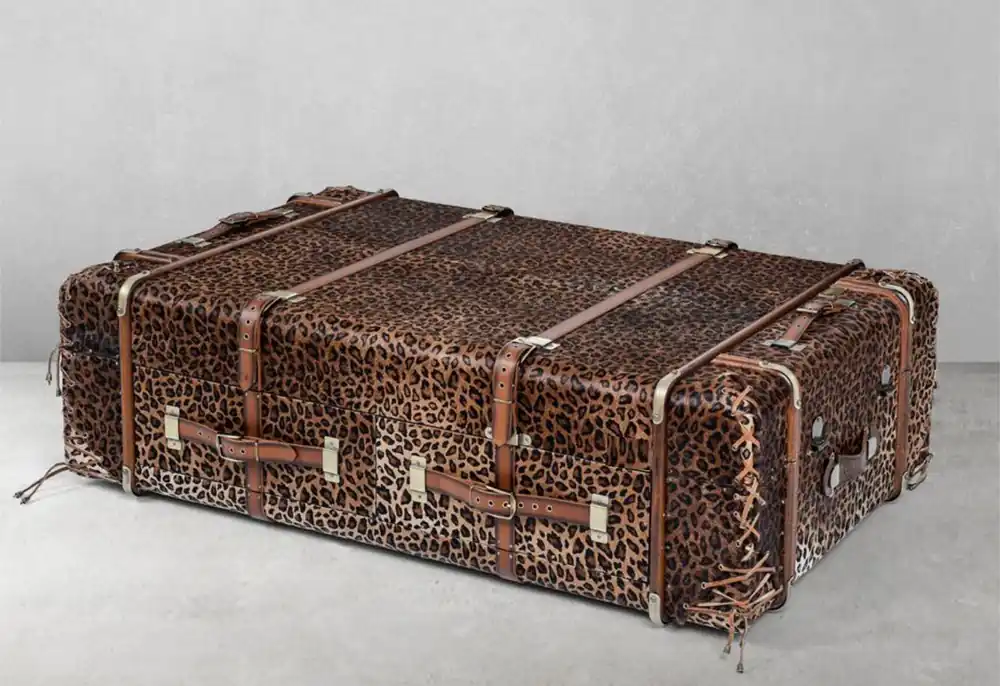Markenprodukt Casa Padrino Luxus Couchtisch in Koffer Optik Leopard / Braun / Messing 140 x 85 x H. 43 cm - Koffer Wohnzimmertisch mit Schubladen und Barfächer - Wohnzimmer Möbel - Luxus Möbel in Koffer Optik