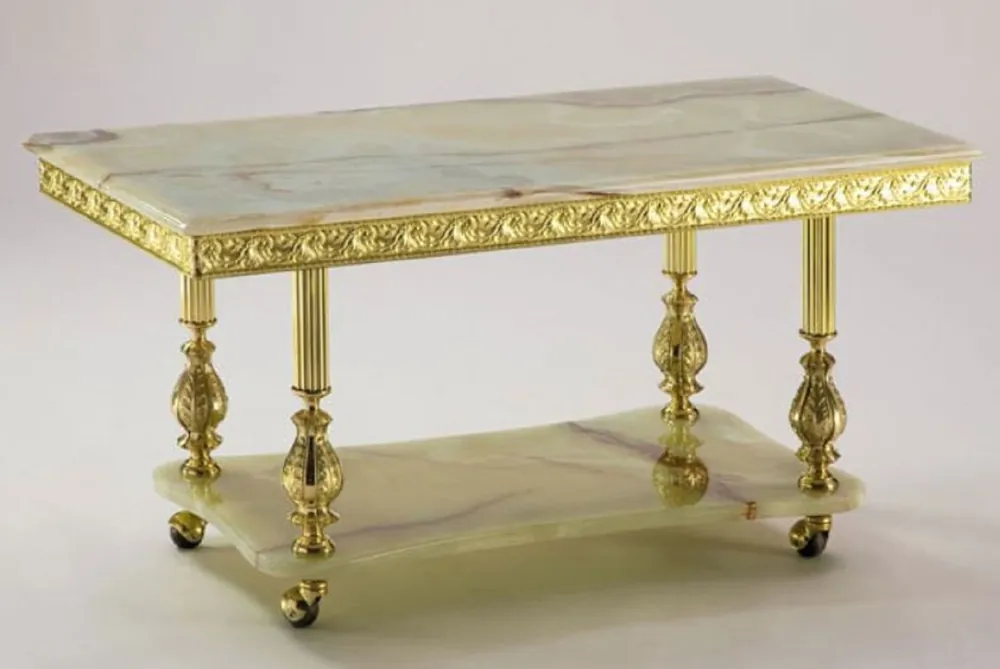 Neu Casa Padrino Luxus Barock Couchtisch Creme / Gold 100 x 50 x H. 43 cm - Rechteckiger Barockstil Wohnzimmertisch mit Onyx Kunststein Tischplatten und Rollen - Barock Möbel - Made in Italy