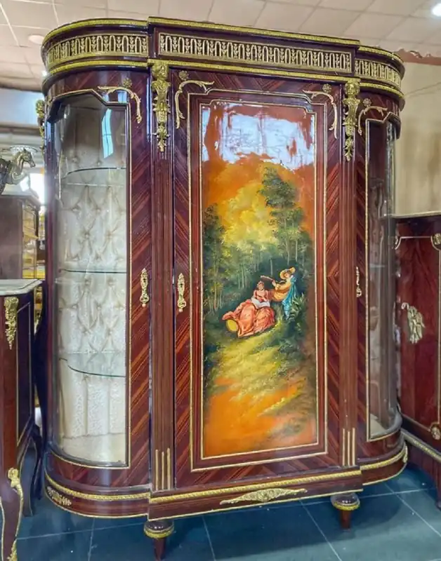 Casa Padrino Barock Vitrine Braun / Mehrfarbig / Gold - Handgefertigter Massivholz Vitrinenschrank mit 3 Türen - Barock Möbel - Edel & Prunkvoll Versand Am Gleichen Tag