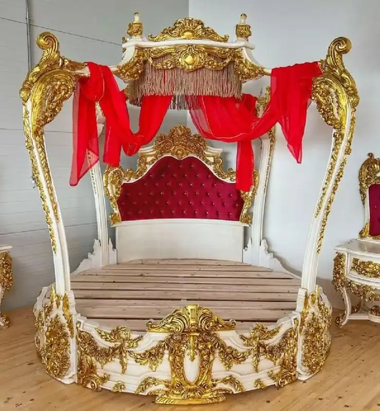 Casa Padrino Barock Doppelbett Weiß / Gold / Bordeauxrot - Prunkvolles Massivholz Bett - Schlafzimmer Möbel im Barockstil - Barock Schlafzimmer Möbel - Edel & Prunkvoll Neu Im Sortiment