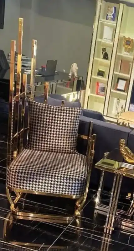 Casa Padrino Luxus Designer Sessel linke Seite mit Kissen Schwarz / Weiß / Gold 91,5 x 75 x H. 136,5 cm - Wohnzimmer Möbel - Hotel Möbel - Luxus Möbel Schnäppchen