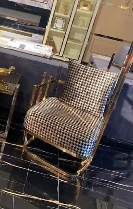 Casa Padrino Luxus Designer Sessel rechte Seite mit Kissen Schwarz / Weiß / Gold 91,5 x 75 x H. 136,5 cm - Wohnzimmer Möbel - Hotel Möbel - Luxus Möbel Angebot