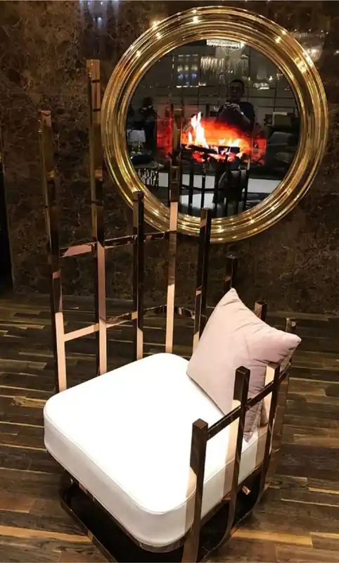 Casa Padrino Luxus Designer Sessel linke Seite mit Kissen Weiß / Grau / Gold 68 x 68 x H. 153 cm - Wohnzimmer Möbel - Hotel Möbel - Luxus Möbel Online Kaufen