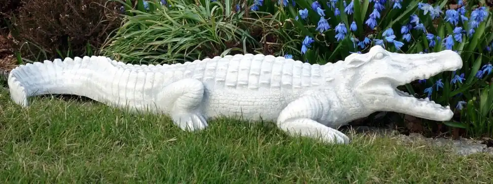 Casa Padrino Garten Deko Skulptur Krokodil Weiß 68 x 18 x H. 13 cm - Deko Stein Figur Heißes Angebot