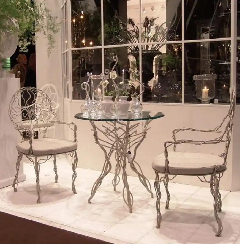 Casa Padrino Luxus Jugendstil Schmiedeeisen Garten Möbel Set Grau - 1 Runder Garten Tisch mit Glasplatte & 2 Garten Stühle mit Armlehnen und Sitzkissen - Gastronomie & Garten Möbel Günstig