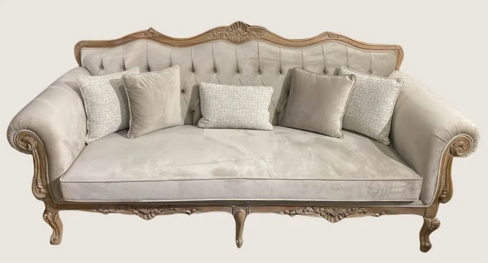 Casa Padrino Luxus Barock Samt Sofa Grau / Naturfarben - Prunkvolles Wohnzimmer Sofa - Barockstil Wohnzimmer Möbel - Luxus Möbel im Barockstil - Barock Einrichtung - Edel & Prunkvoll Markenprodukt