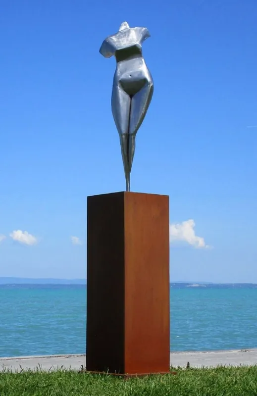 Preisknaller Casa Padrino XXL garden decoration metal sculpture woman on column silver / rust H. 205 cm