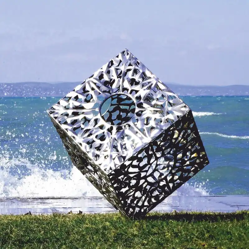 Casa Padrino scultura da giardino di lusso in acciaio inox cubo argento A. 86 cm - Sculture in metallo Finale Aktion