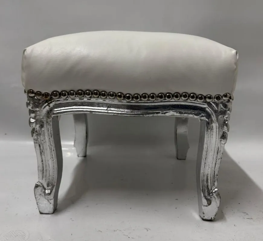Casa Padrino Barock Kunstleder Fußhocker Weiß / Antik Silber H. 33 cm - Barockstil Hocker Abverkauf