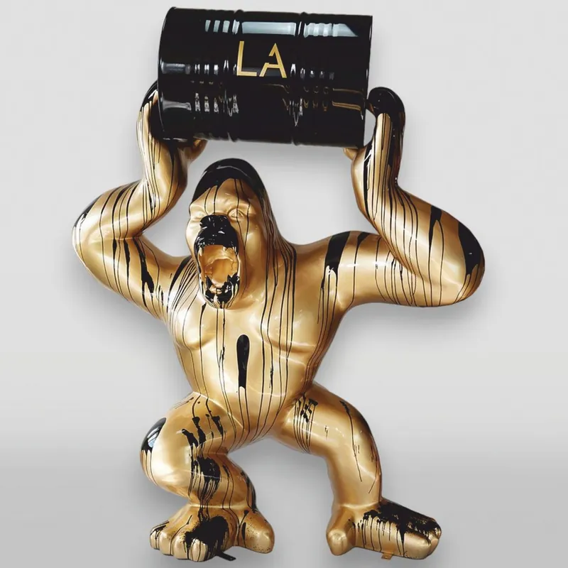 Casa Padrino scultura decorativa da giardino XXL gorilla con botte oro / nero A. 250 cm Angebot