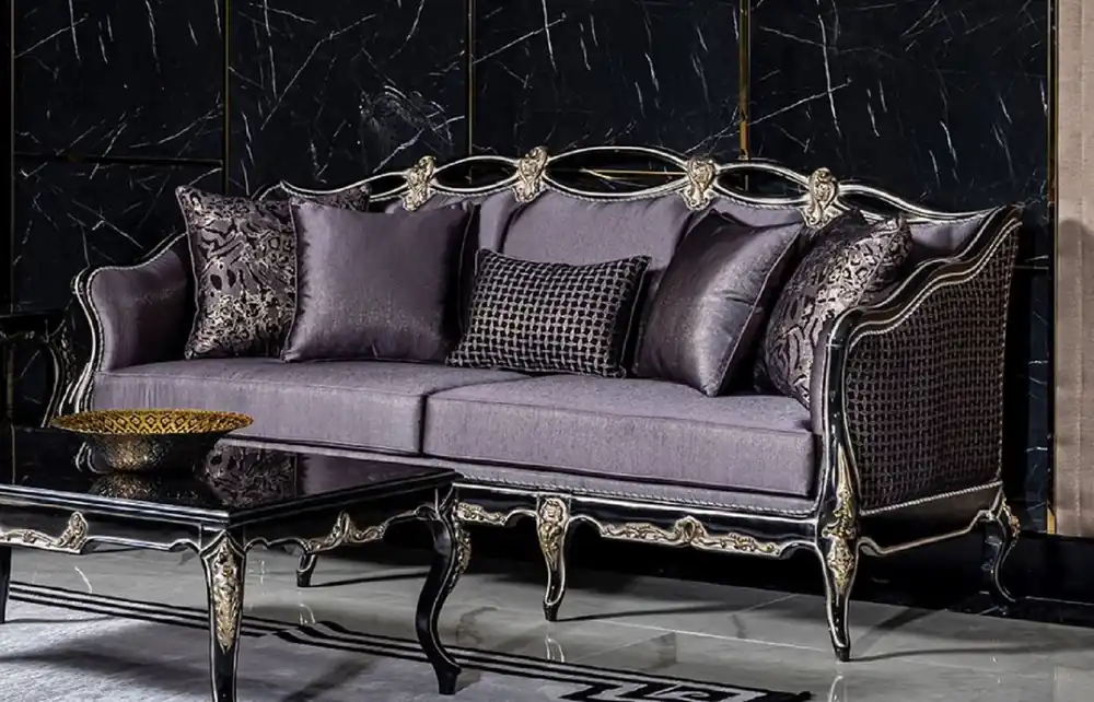 Garantierte Lieferung Casa Padrino divano barocco di lusso viola / nero / oro - Divano da soggiorno fatto a mano con cuscini decorativi - Mobili da soggiorno in stile barocco - Nobile e Pomposo