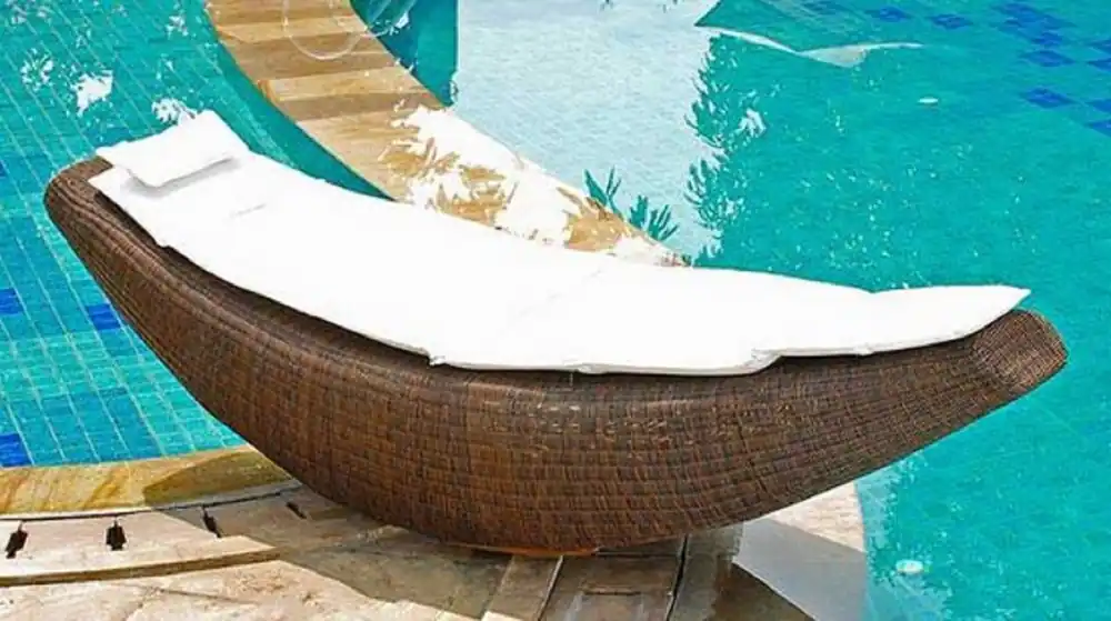 Mega-Angebot Casa Padrino lettino a dondolo di lusso marrone scuro / bianco 230 x 75 x A. 70 cm - Lettino da giardino tessuto a mano resistente alle intemperie - Moderno lettino da piscina - Mobili Giardino Hotel