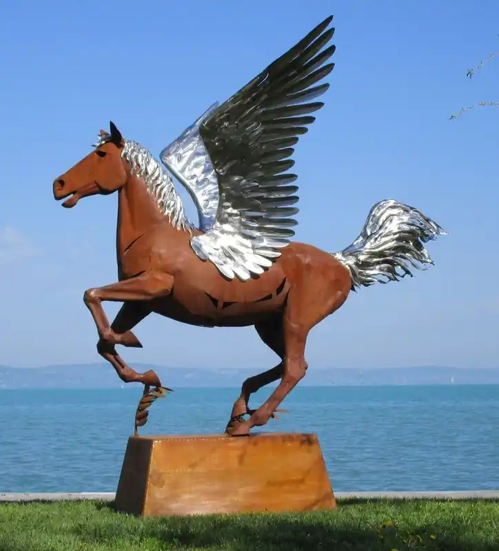 Begrenztes Angebot Casa Padrino escultura decorativa de lujo caballo Pegaso con pedestal óxido / plata 288 x 175 x A. 305 cm - Escultura de acero de tamaño natural - Figura decorativa de jardín enorme