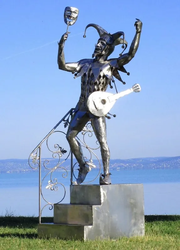 Geprüft Casa Padrino escultura de bufón en las escaleras decorativa de lujo plata 110 x 112 x A. 277 cm - Figura de bufón decorativa de jardín - Escultura de acero inoxidable - Esculturas de jardín