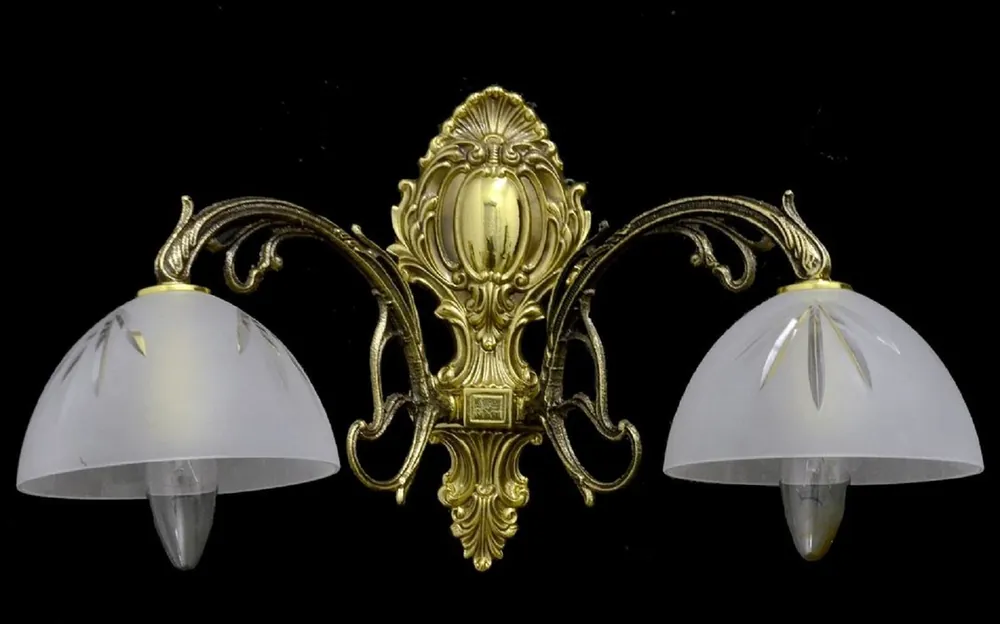 Günstig Casa Padrino lámpara de pared doble barroco de lujo oro / blanco 45 x 25 cm - Lámpara de pared de metal de estilo barroco con pantallas de vidrio - Luces barrocos - Noble y magnífica