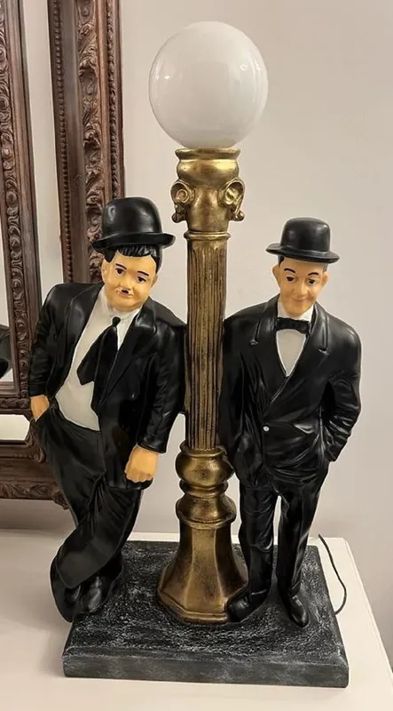 Casa Padrino lámpara de mesa de lujo negro / oro antiguo / blanco 46 x 28 x A. 80 cm - Lámpara de escritorio de resina sintética con pantalla redonda de vidrio Bestpreis