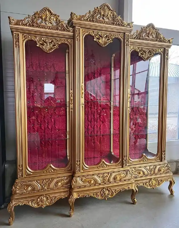 Casa Padrino vitrina barroco oro / rojo burdeos - Vitrina hecha a mano de madera maciza con 3 puertas de vidrio y pedrería - Muebles barrocos - Noble y magnífico Finale Aktion