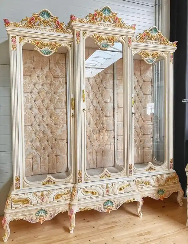Ausverkauf Casa Padrino vitrina barroco blanco / beige / multicolor / oro - Vitrina hecha a mano de madera maciza con 3 puertas de vidrio y pedrería - Muebles barrocos - Noble y magnífico