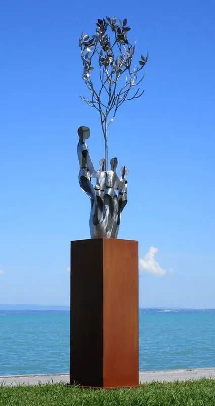 Preisknaller Casa Padrino escultura de metal de decoración de jardín XXL amigos en árbol sobre columna plata / óxido A. 260 cm