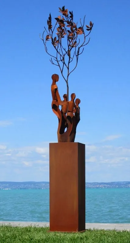 Casa Padrino escultura de metal de decoración de jardín XXL amigos en árbol sobre columna óxido A. 260 cm Schnäppchen