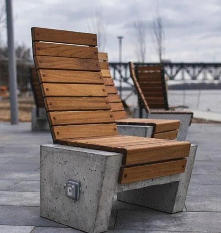 Casa Padrino sillón de parque con conexión USB marrón / gris A. 108 cm - Muebles urbano - Muebles de parque Neue Ware
