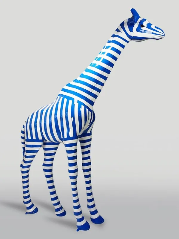 Casa Padrino escultura decorativa XXL jirafa con rayas blanco / azul A. 320 cm - Figura decorativa de jardín enorme Schnäppchen