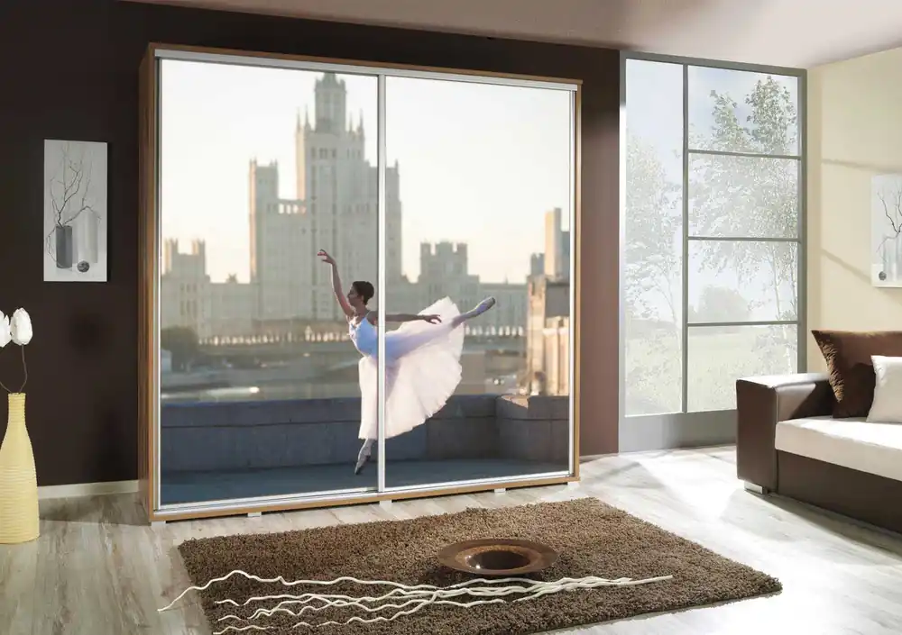 Artistino 205 cm Schiebeschrank mit Ballerina-Grafik Der Korpus des Schranks in Eiche Catania ist aus 22 mm starker Platte Markenprodukt