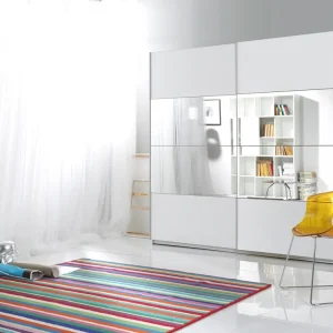 Nur Heute Beta 200 cm weißer Schiebeschrank mit einem Spiegel in der Mitte, geräumiger Kleiderschrank ist perfekt für Räume jeder Größe