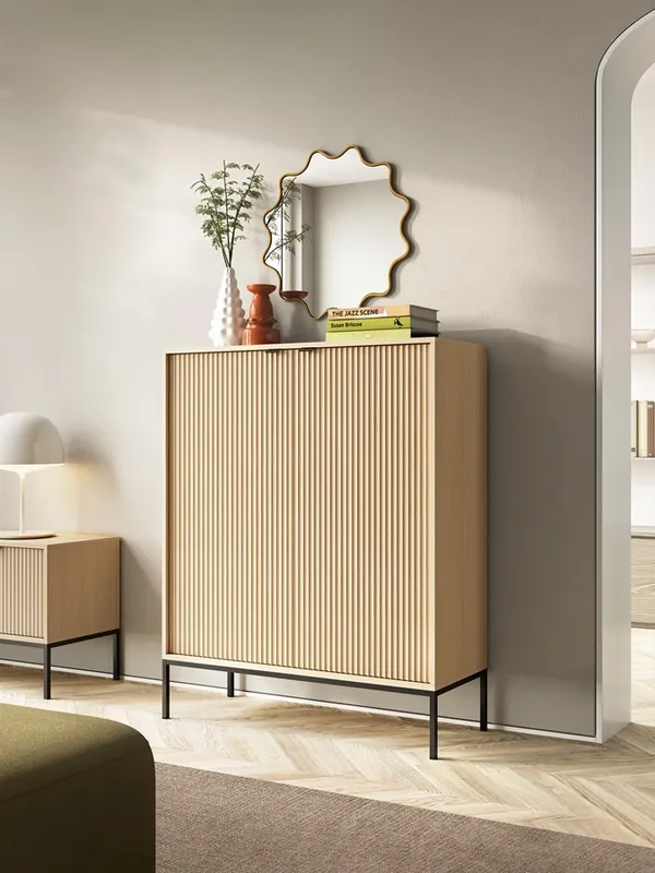 Must-Have Kommode Lovro 104 cm Eiche Vicenza äußerst elegante Kommode, die durch modische Farben hervorgehoben wird Designer-Rillen auf den Fronten