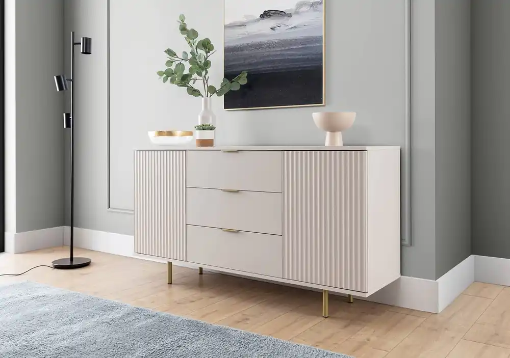Kommode mit Schubladen Sula 150 cm beige elegante und funktionelle Kommode mit dekorativen geriffelten Fronten und Metallgriffen Mega-Angebot