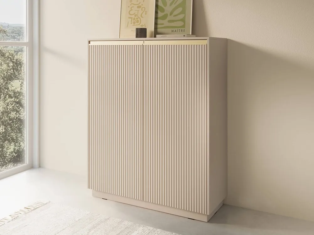Imperial 104 cm hohe Kommode beige elegante stilvolle Kommode mit einzigartigem Charakter mit gefrästen Fronten und goldenen Griffen Neue Ware