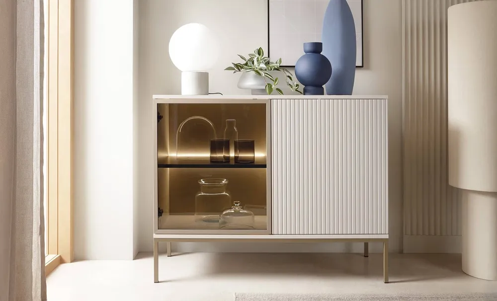 Kommode Amma 104 cm beige unkonventionelles Design geriffelte und verglaste Fronten mit Push-to-Open-System Direktkauf