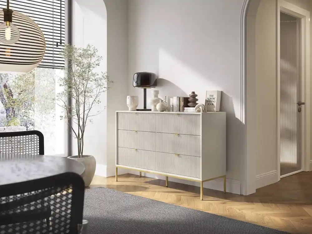 Preiswert Lovro 154 cm beige Kommode modernes Design wird Liebhaber von ausdrucksstarken Interieurs geriffelte Fronten Gold-Accessoires begeistern