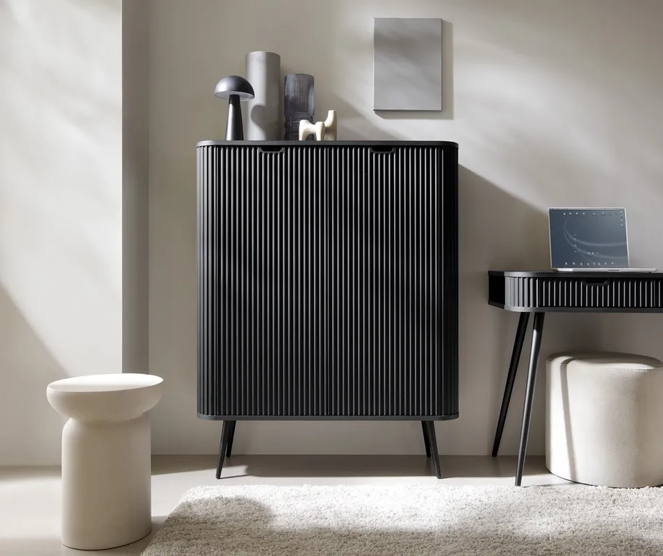 Neue Kollektion Zoya 103 cm Kommode schwarz elegantes Design ovale Form auf schwarzen Metallbeinen geschmackvolle geriffelte Front gesetzt