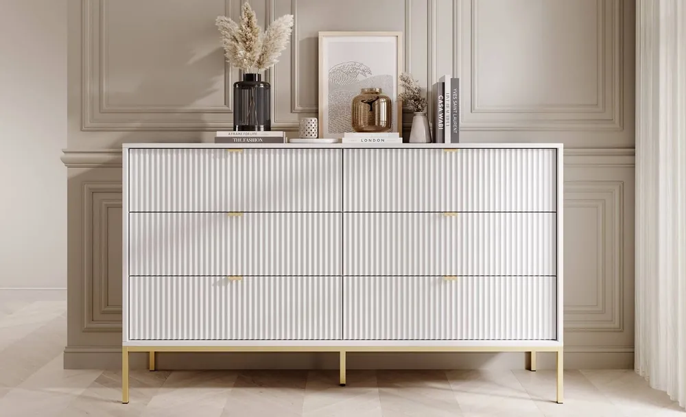 Preiswert Kommode mit Schubladen Lovro 154 cm weiß modernes Design wird Liebhaber von ausdrucksstarken Interieurs geriffelte Fronten Gold-Accessoires begeistern