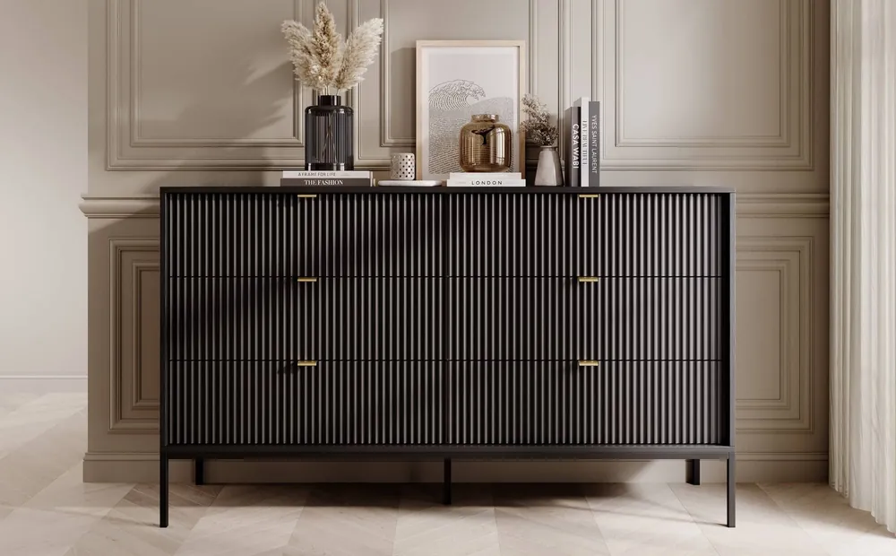 Wochenendangebot Kommode mit Schubladen Lovro 154 cm schwarz modernes Design wird Liebhaber von ausdrucksstarken Interieurs geriffelte Fronten Metallgriffe begeistern
