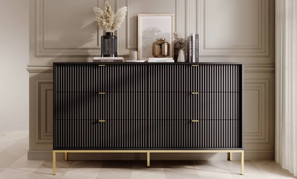 Angebot Kommode mit Schubladen Lovro 154 cm schwarz modernes Design wird Liebhaber von ausdrucksstarken Interieurs geriffelte Fronten Gold Zubehör begeistern
