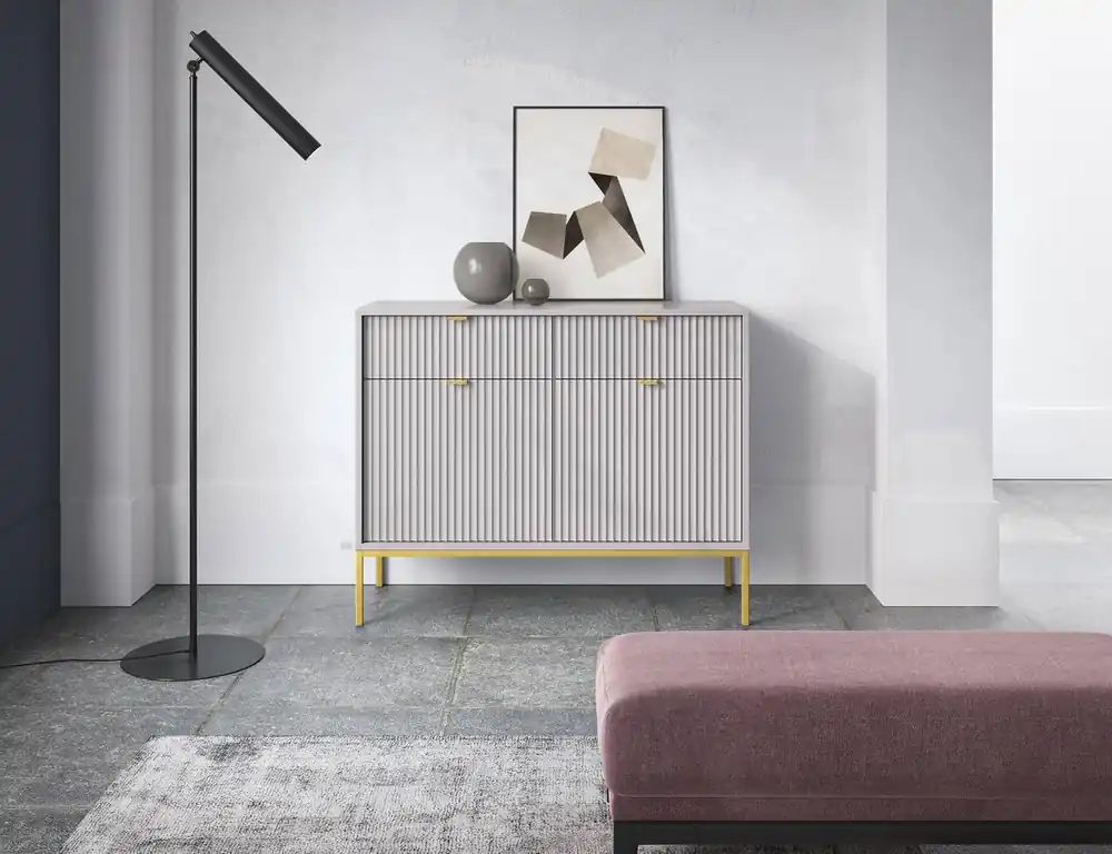 Neu Im Sortiment Kommode mit Schubladen Lovro 104 cm grau modernes Design wird Liebhaber von ausdrucksstarken Innenräumen Kommode mit Gold-Accessoires bereichert begeistern
