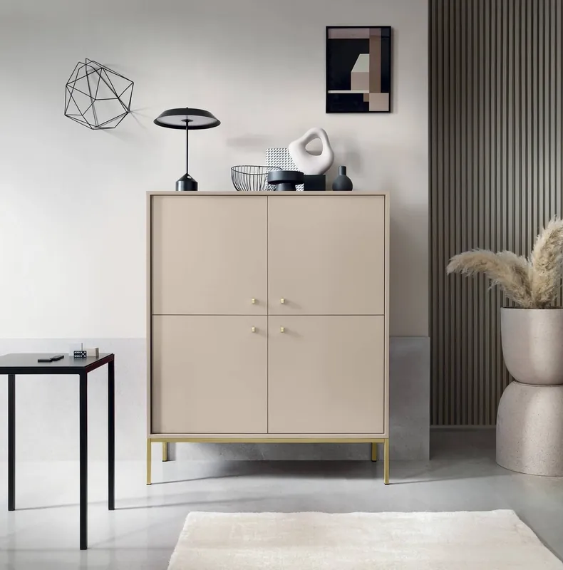 Wochenendangebot Hohe Kommode Mono 104 cm Beige Minimalistisches Design stilvoller Griff schlichte Form mit metallischen goldenen Elementen