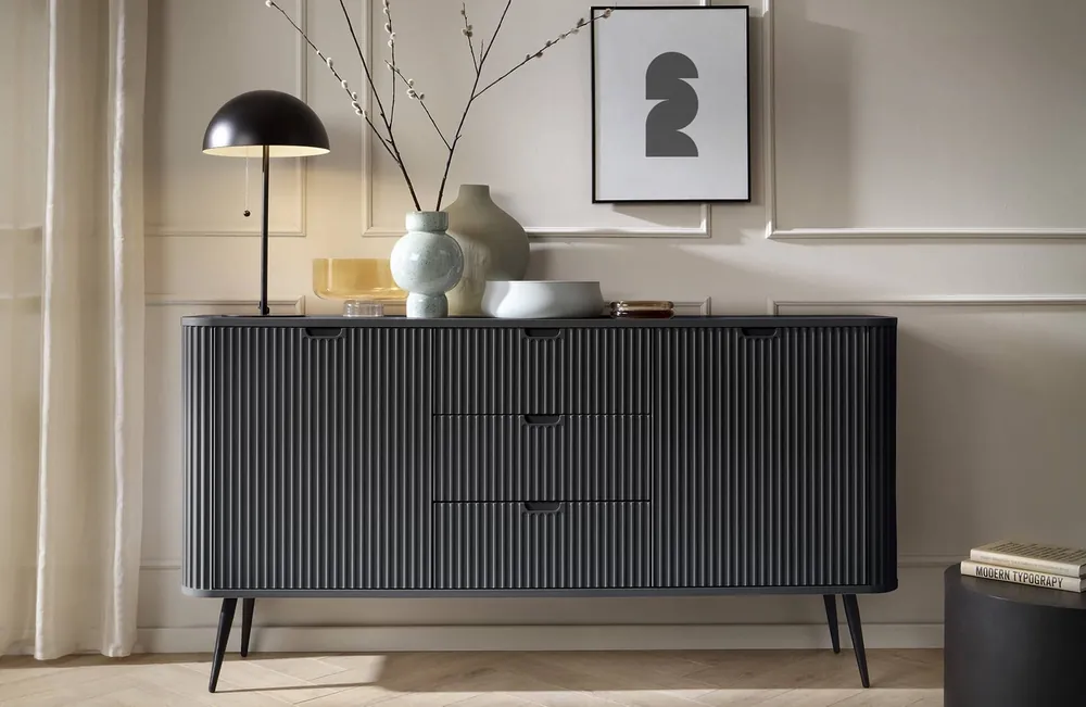 Must-Have Zoya 168 cm schwarz Kommode elegantes Design ovale Form auf Metallbeinen geschmackvoll geriffelte Front gesetzt