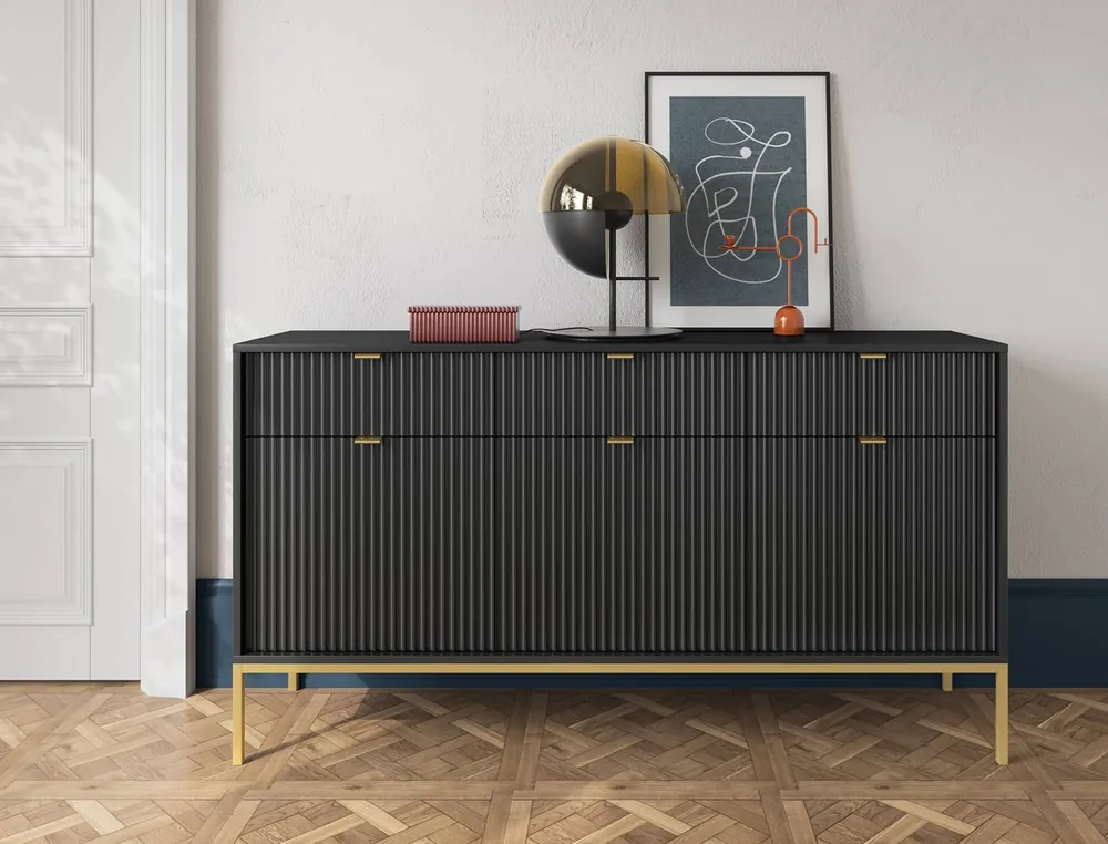 Knallerangebot Kommode mit Schubladen Lovro 154 cm schwarz modernes Design wird die Liebhaber von ausdrucksstarken Interieurs begeistern Gold Metall Accessoires