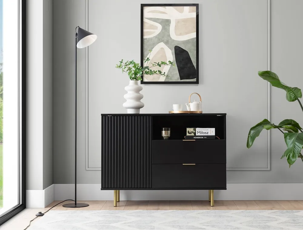 Begrenztes Angebot Kommode mit Schubladen Sula 107 cm schwarz elegante und funktionelle Kommode mit dekorativer geriffelter Front, die mit Metallgriffen verziert ist