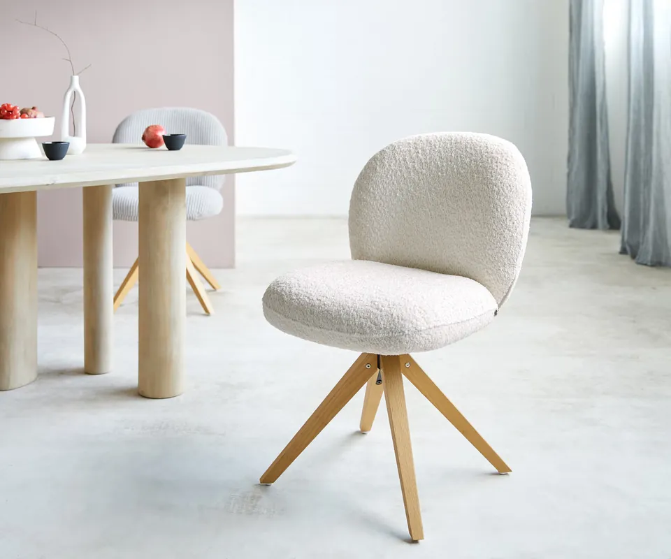 Aktuell Drehstuhl Nube-Flex Bouclé Weiß Holzgestell kantig Natur 180° drehbar Taschenfederkern