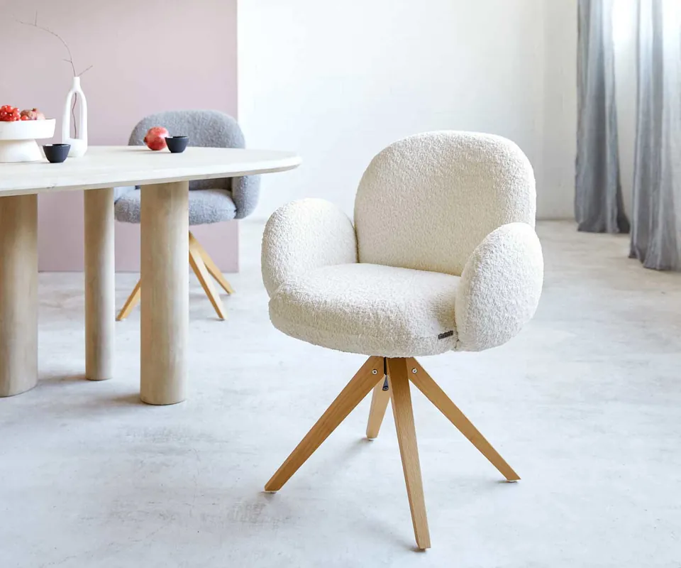 Expressversand Drehstuhl Nube-Flex mit Armlehnen Bouclé Weiß Holzgestell kantig Natur 180° drehbar Taschenfederkern