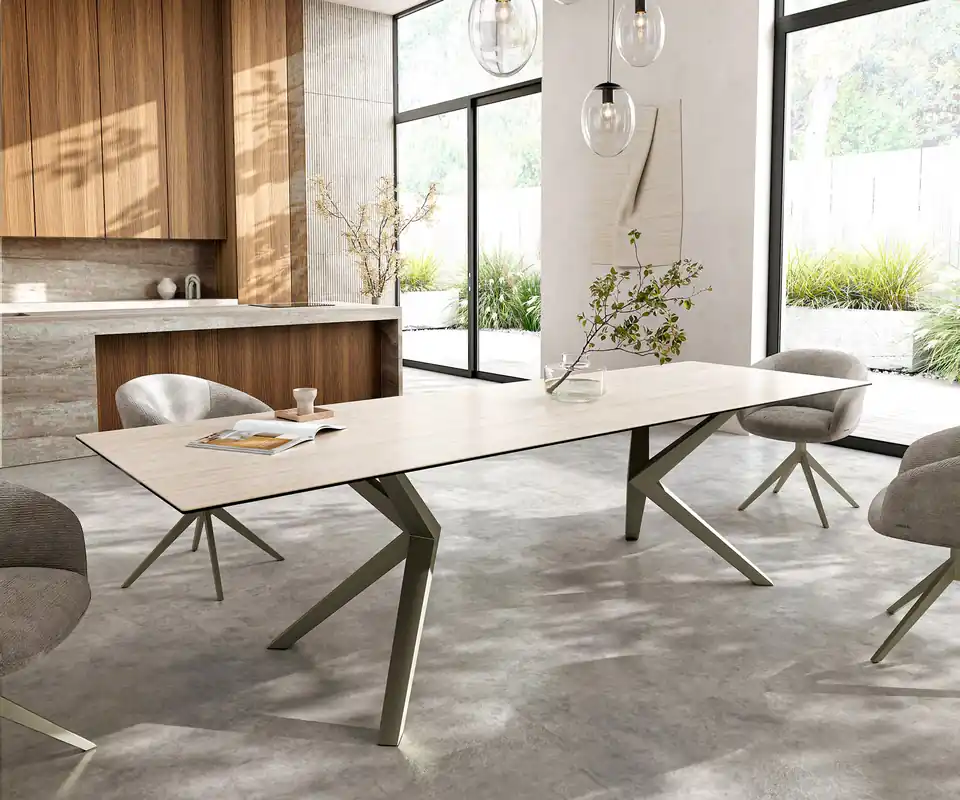 Esstisch Edge 300x100 Keramik Laminam® Travertino Bianco Creme-Weiß Zenthara kantig Metall Effektfinish Titan Aktuell